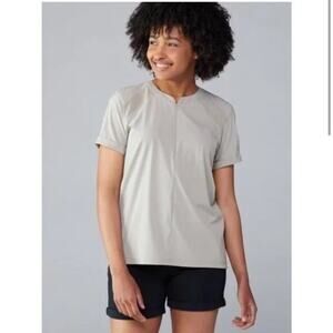 INDYGENA Women’s Lomo Roll Tab Short Sleeve Partial Zip Top Gray Thunder | Large